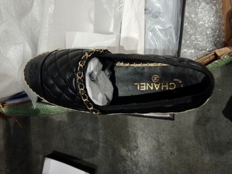 Дорога “забудькуватість”. На Київській митниці вилучили 2 тонни брендового взуття, одягу, годинників та парасольок