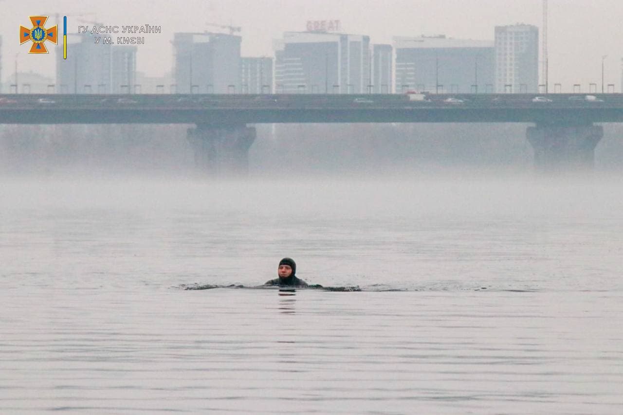 Військовий льотчик переплив дніпро у Києві