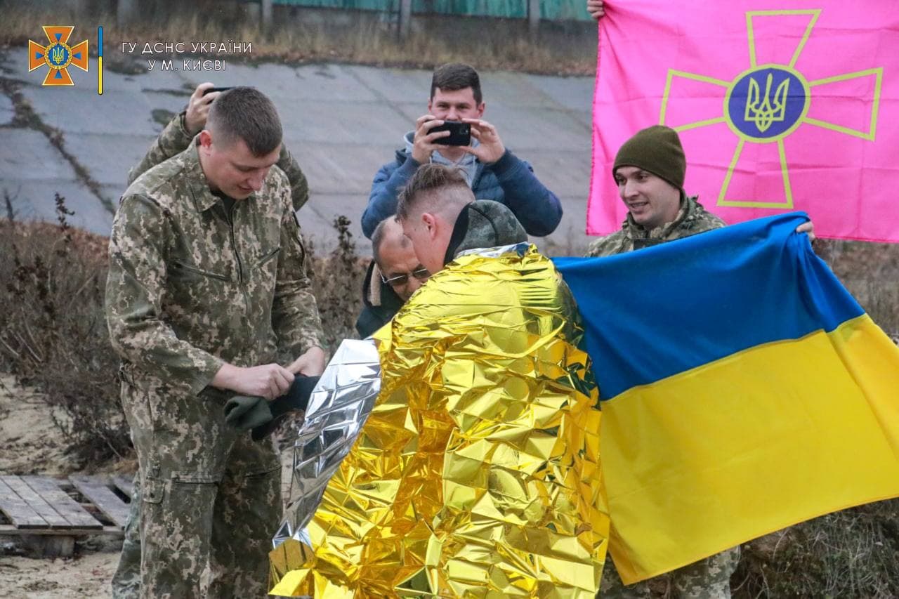 Військовий льотчик переплив дніпро у Києві