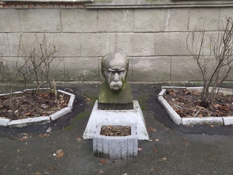 Вандали зробили “могилу” із погруддя Шевченка у столичному дворі – фото