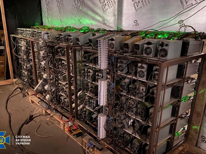 “Розумники” створили підпільну криптоферму на Київщині та вкрали електроенергії на мільйони гривень