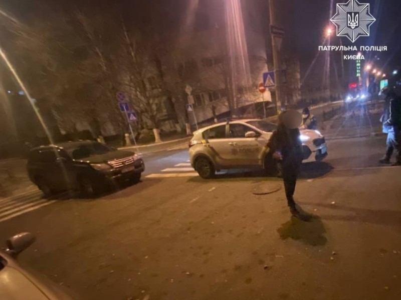 Пригоди п’яної водійки в Києві: порушувала ПДР, ледве не збила мопедиста, вдарила припарковану Kia та намагалась втекти