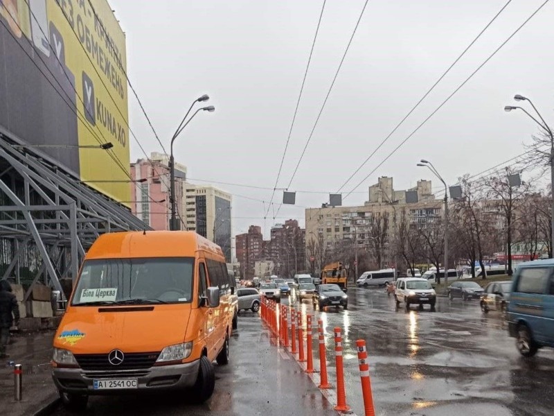 Смугу громадського транспорту біля Либідської площі захистили делініаторами