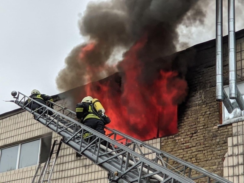 На Солом’янці приборкують пожежу в офісно-складській будівлі