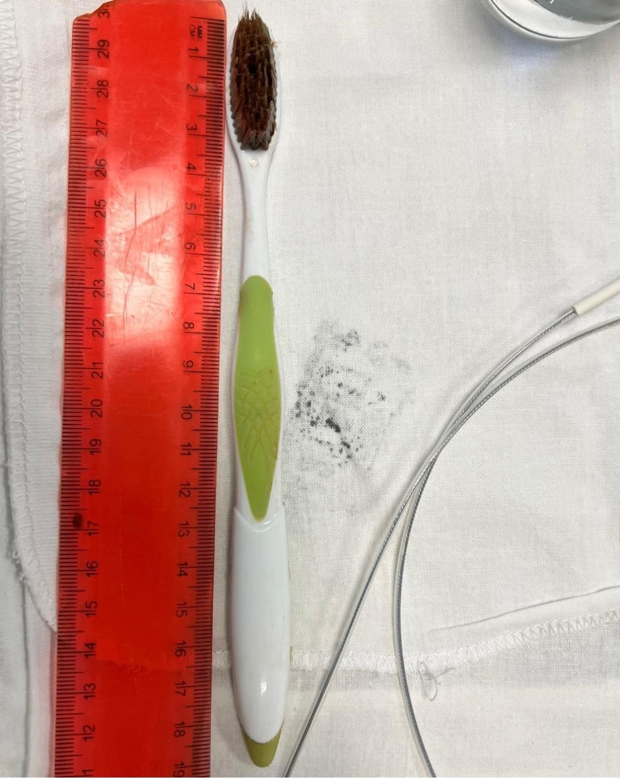 Лікарі Охматдиту витягли зі стравоходу підлітка 19-сантиметрову зубну щітку