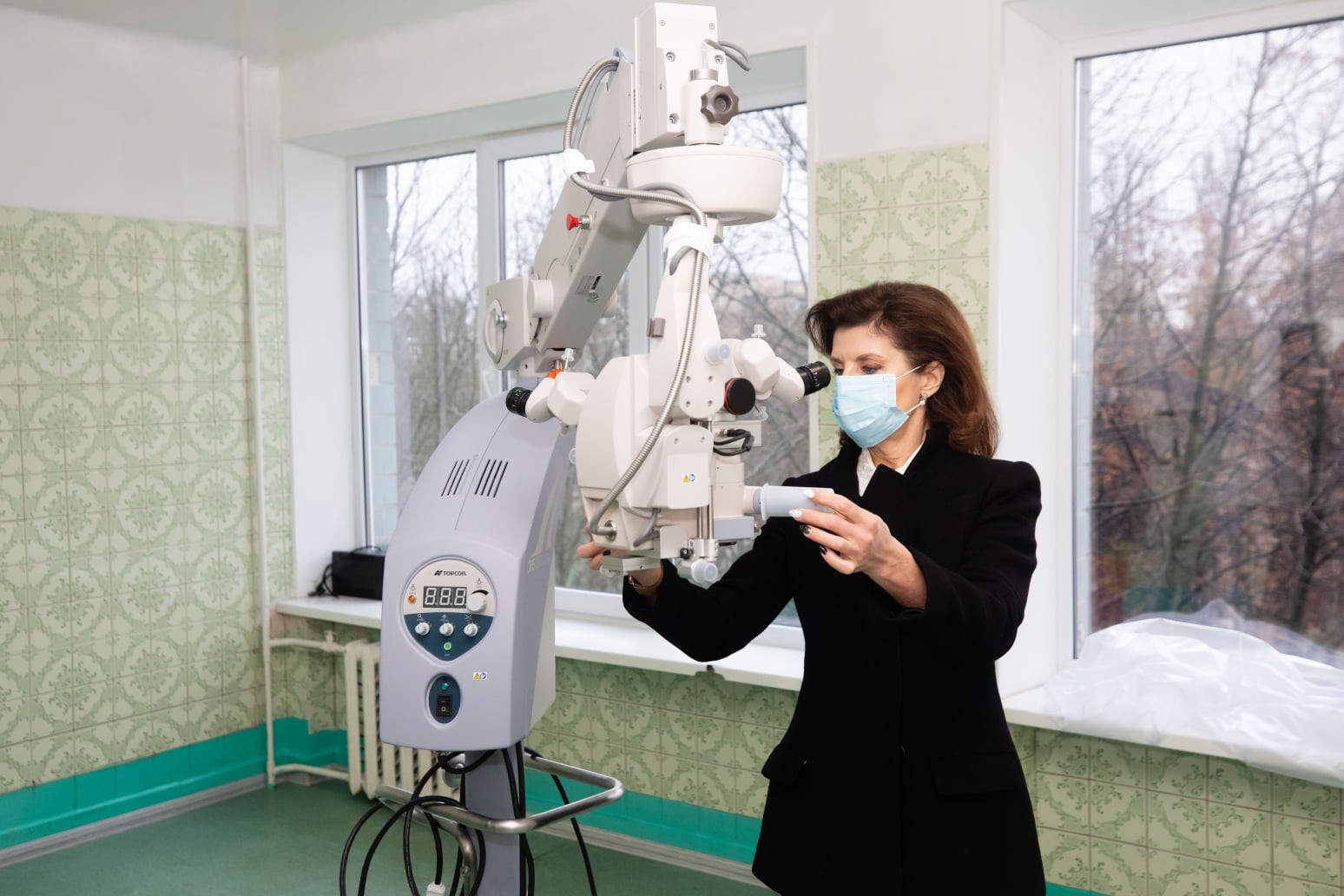 Марина Порошенко передала лікарні операційний офтальмологічний мікроскоп OMS-800