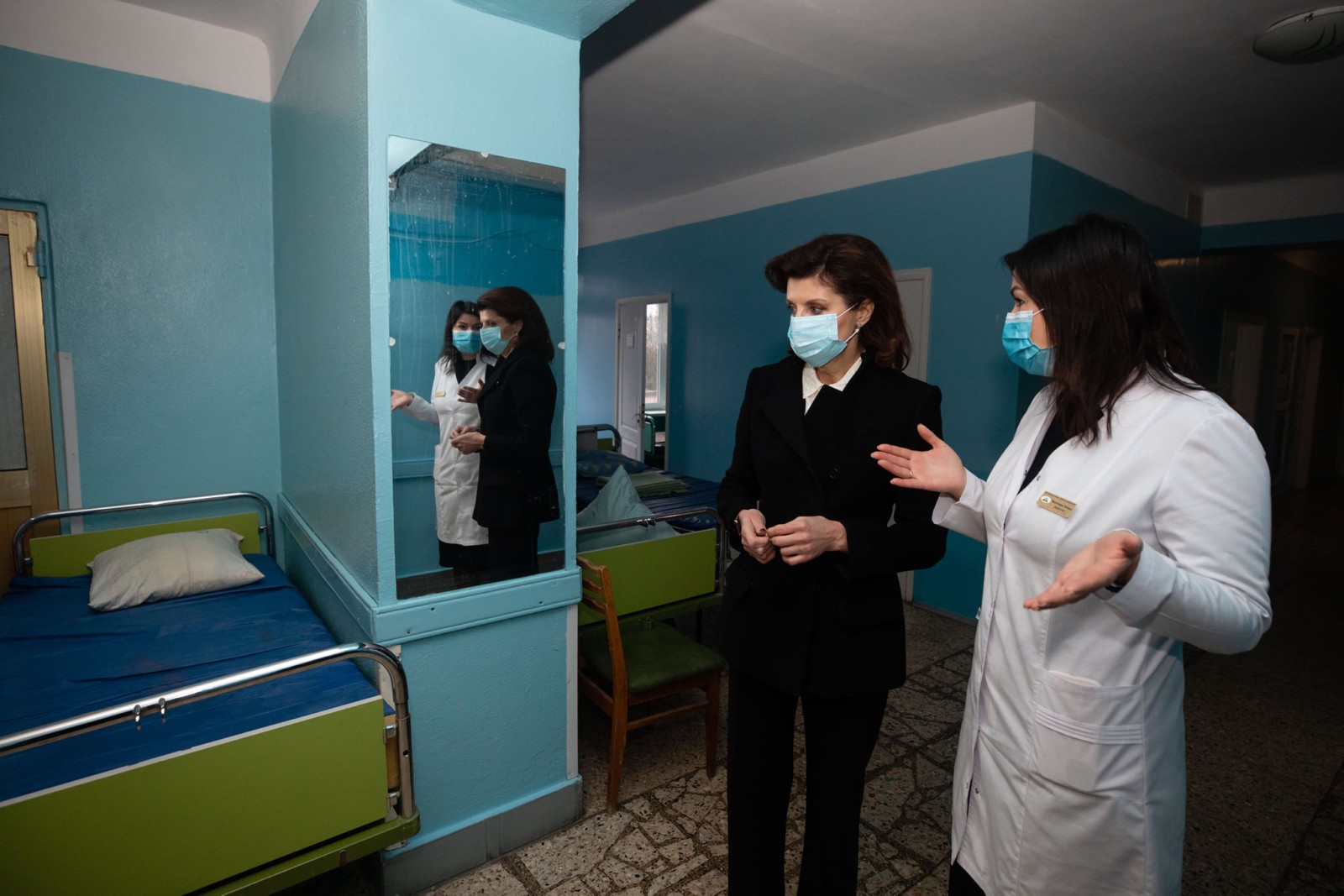 Марина Порошенко передала лікарні операційний офтальмологічний мікроскоп OMS-800