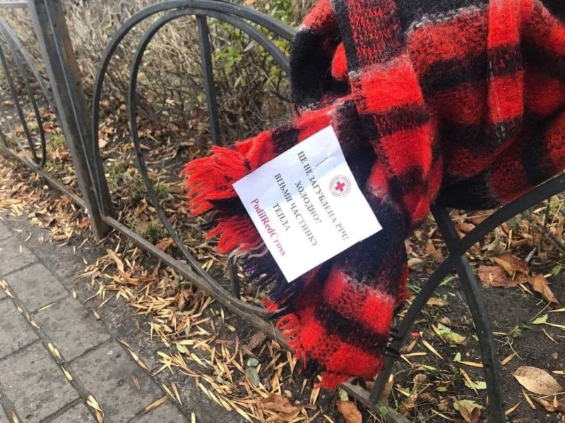 Добрий шарф: на парканах Подолу можна побачити теплі речі (ФОТО, ВІДЕО)