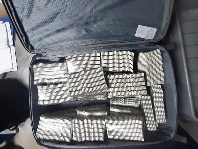 В аеропорту «Бориспіль» у чоловіка виявили цілу валізу наркотику “Лірика” (ФОТО)