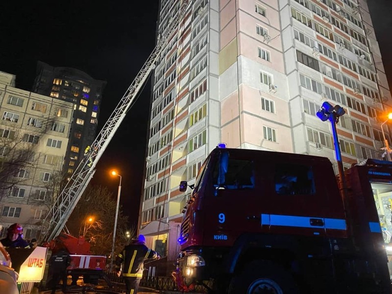 На Святошині горіла квартира на 12 поверсі, евакуювали 30 осіб