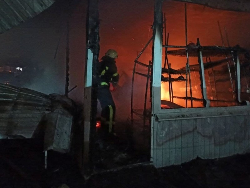 Масштабна пожежа на ринку “Оболонь” – знищено 8 павільйонів (ФОТО, ВІДЕО)