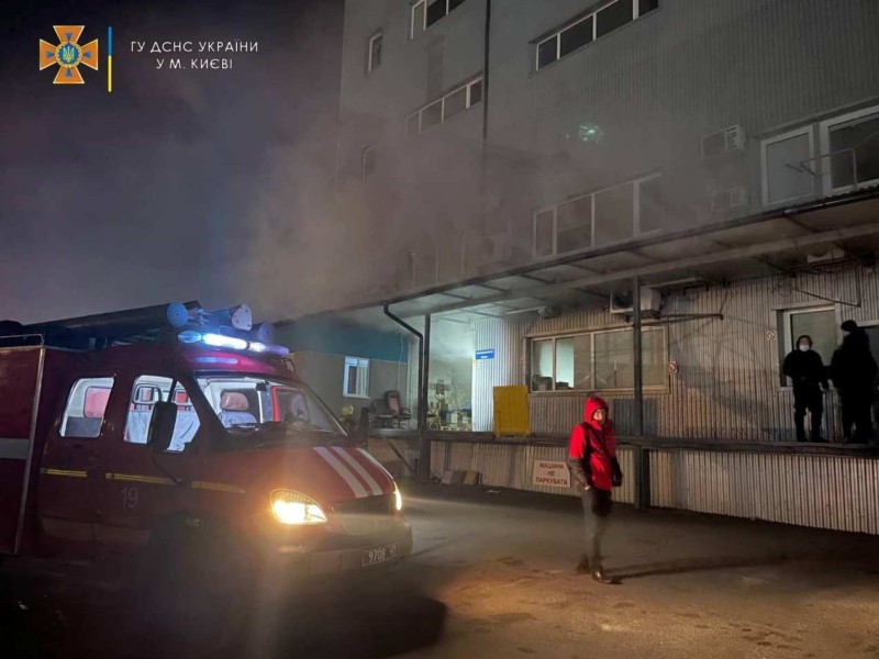 На вулиці Червоноткацькій горіла будівля – гасили 25 рятувальників (ФОТО)