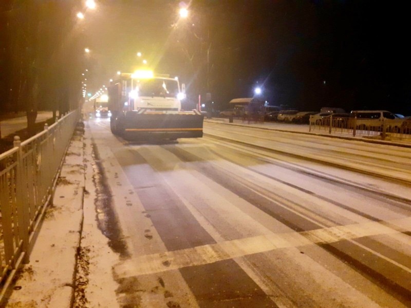 Нічний снігопад: дороги Києва чистять понад 300 одиниць спецтехніки (ФОТО)