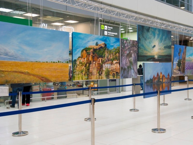 8 країн, реалізм та абстракція: в аеропорту “Київ” відкрилась виставка картин “Крила”
