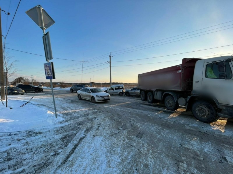 У передмісті сталася ДТП за участю чотирьох легкових автівок і вантажівки