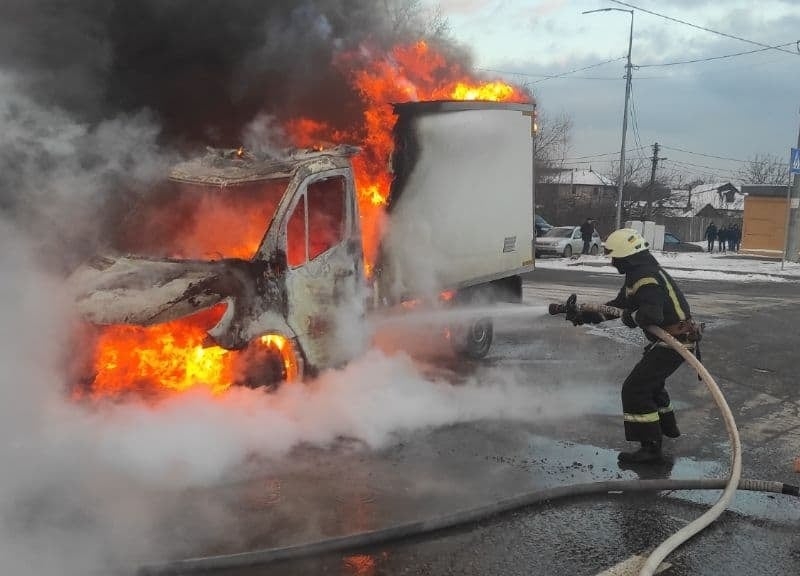 Спалахнула, як сірник. На виїзді з Києва під час руху загорілася вантажівка (ФОТО, ВІДЕО)