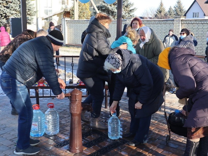 Криниці сухі, вода привізна. У селі на Київщині з’явився бювет з питною водою