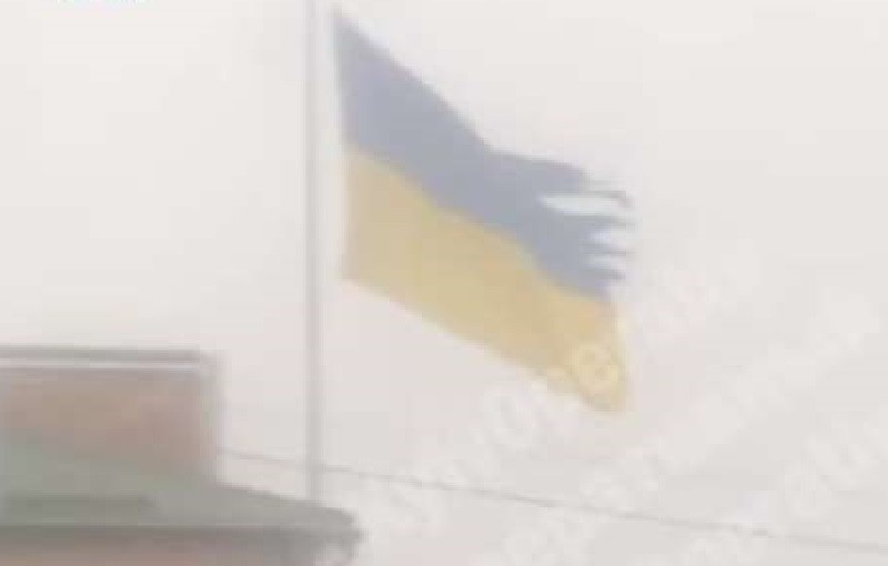У Києві вітер пошматував найбільший прапор України (ВІДЕО)