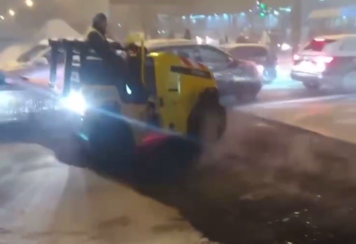 У Києві під час вчорашнього снігопаду укладали асфальт (ВІДЕО)
