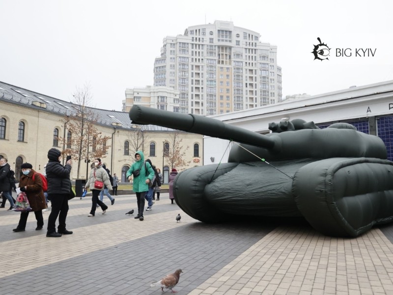 “Я надув танки, а військові надули мене”: незвичайна техніка на Арсенальній (ФОТОРЕПОРТАЖ)