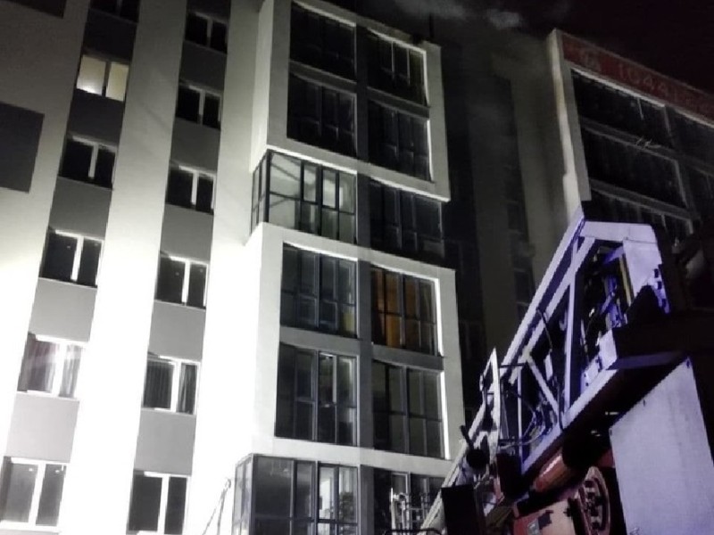 На Троєщині спалахнула пожежа: квартира вигоріла вщент