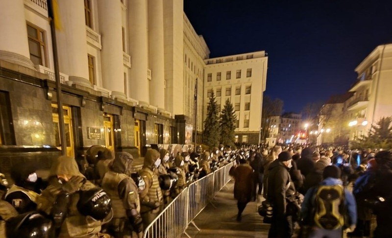 Колона протестувальників прийшла до Офісу Зеленського (ВІДЕО)
