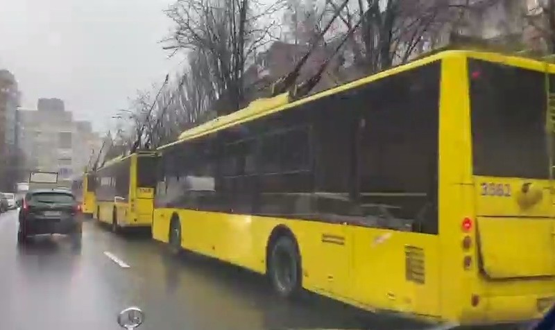 Північний міст у Києві став пішохідним через зупинку тролейбусів (ФОТО, ВІДЕО)