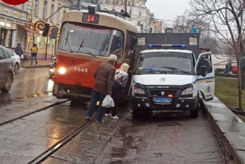 На Подолі автозак і трамвай не поділили дорогу: рух заблоковано (ФОТО)