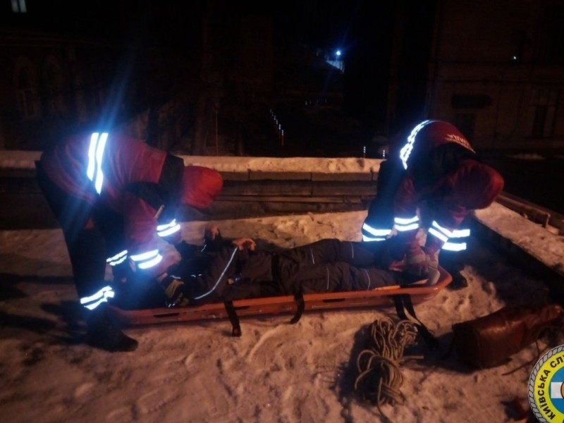 Ледь не вбили. Київські рятувальники впустили з висоти постраждалого чоловіка (ВІДЕО)