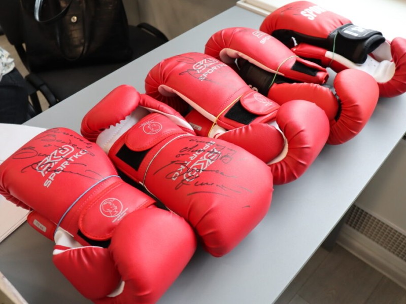 Дітям загиблих воїнів подарували боксерські рукавички з автографом Віталія Кличка
