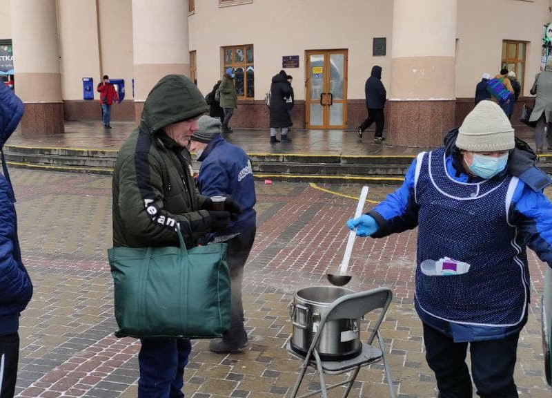 Сильні морози в Києві: соцпатруль роздаватиме безхатькам чай та теплі речі
