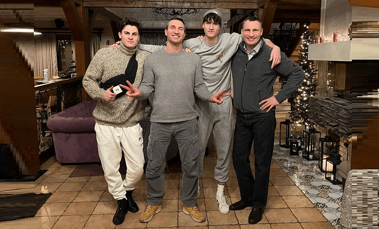 Віталій Кличко показав новорічне фото з синами та братом