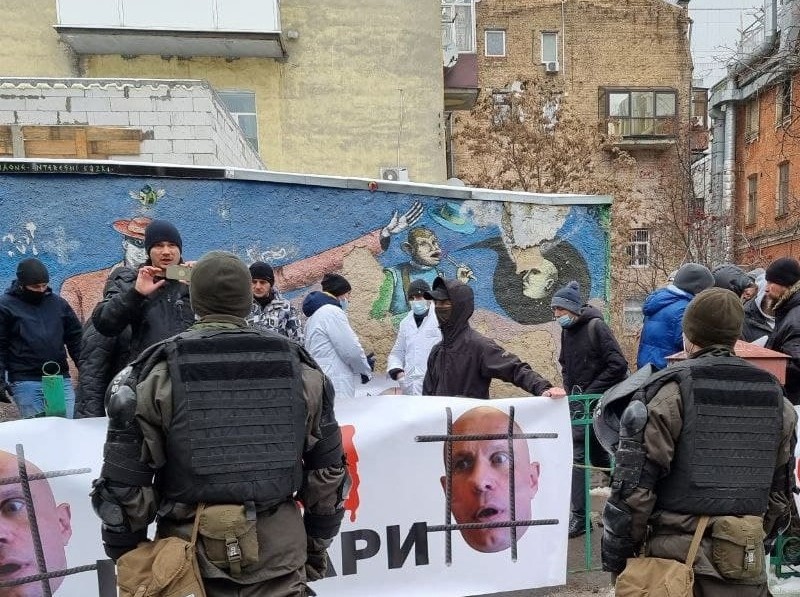 Нацкорпус пікетує офіс ОПЗЖ в Києві через “антидержавні заяви” Киви