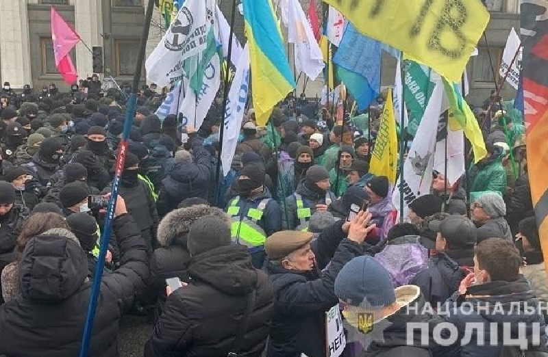 Мітинг ФОПів біля Ради: штовханина, вибухи, поранення, затримання (ВІДЕО)