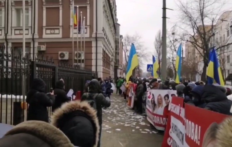 Мітингувальники в Києві закидали “пропагандистів” з “1+1” фальшивими доларами (ВІДЕО)