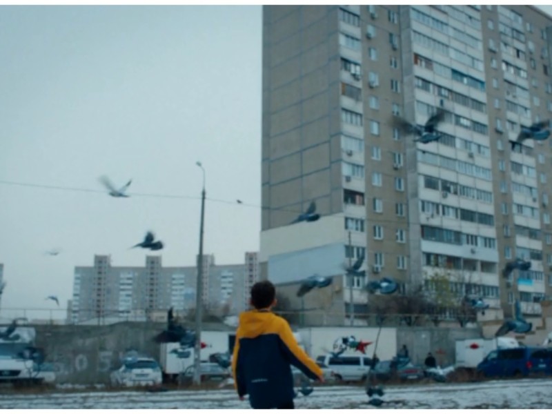 Панельки, бібікалки і Дарницький міст: київський продакшн створив неординарну рекламу для Mercedes-Benz (ВІДЕО)