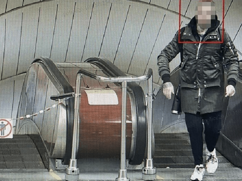 Іноземець побив жінку в київському метро та погрожував пістолетом іншим пасажирам