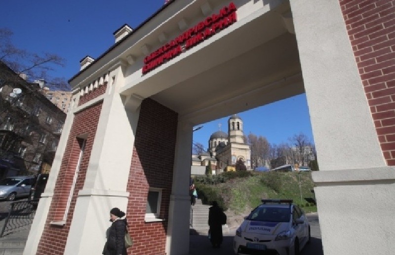 Скандал в Олександрівській лікарні: побитий охоронцем чоловік виявився помічником нардепа