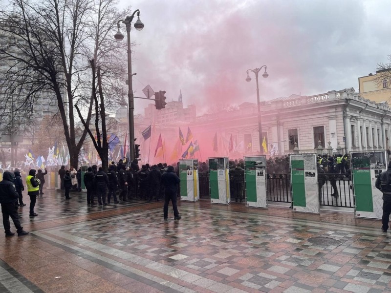 Мітинг біля Верховної Ради: внаслідок вибуху травмувалася жінка