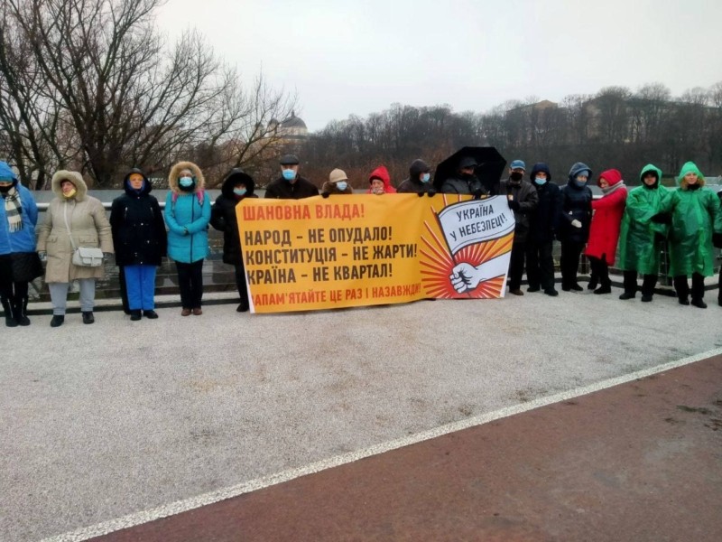 Країна – не квартал! На “скляному” мосту в Києві мітингували проти Зеленського (ВІДЕО)