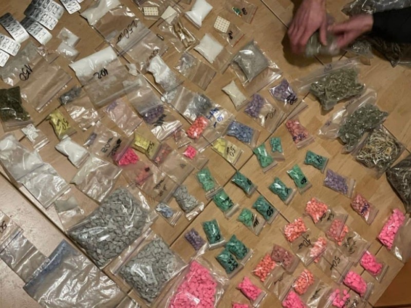 5 тисяч таблеток «екстазі» та 6 кг наркотиків – у Києві затримали наркодилерів