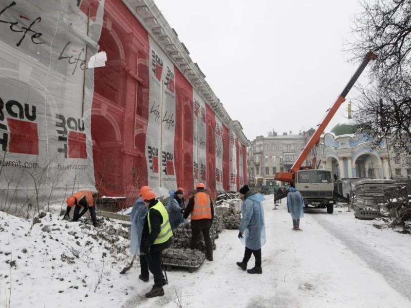 Як йдуть роботи першого дня відновлення Гостиного двору (ФОТО)