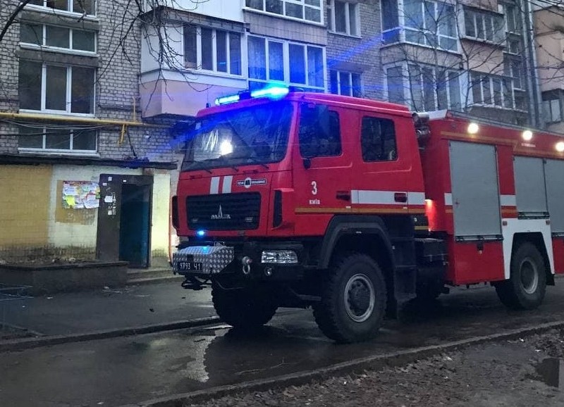 Смертельна пожежа на Чоколівці: жінка померла на руках медиків