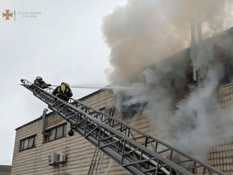 Столичні рятувальники показали ліквідацію пожежі на складах (ВІДЕО)