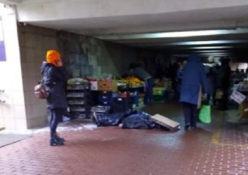 В переході станції метро “Харківська” помер чоловік: тіло лежить біля торгових рядів (ФОТО)