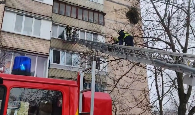 Вогнеборці показали, як рятували двох жінок з палаючої квартири на Троєщині (ВІДЕО)