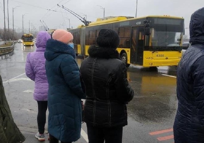 На Подолі через ДТП затримуються трамваї, на Татарці автобуси об’їжджають повалене дерево