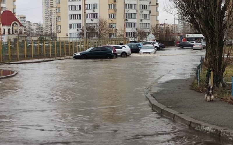 На Оболоні потоп: вулиці у воді, заливає автомобілі (ВІДЕО)