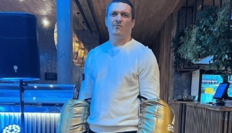 “Hello! Heavyweight!”: Як Усик у золотих рукавицях святкував своє 35-річчя у ресторані поблизу Києва