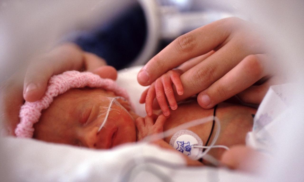 Уход за недоношенными новорожденными. Некротический энтероколит новорожденных. Недоношенный новорожденный. Ногти недоношенного ребенка.